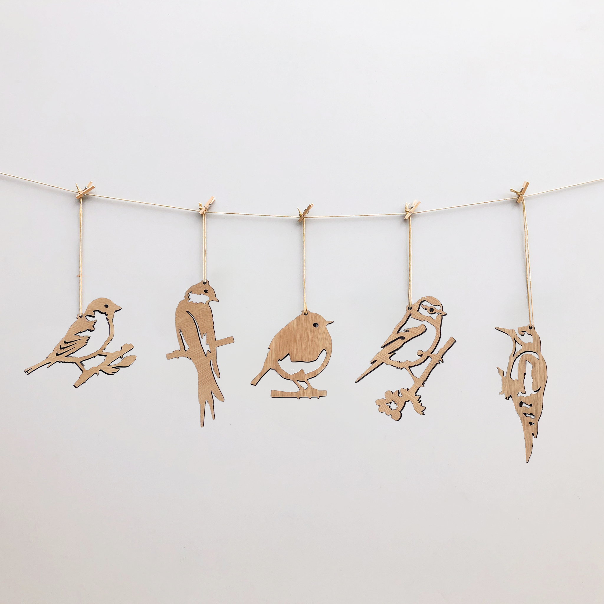 Décorations suspendues en bois