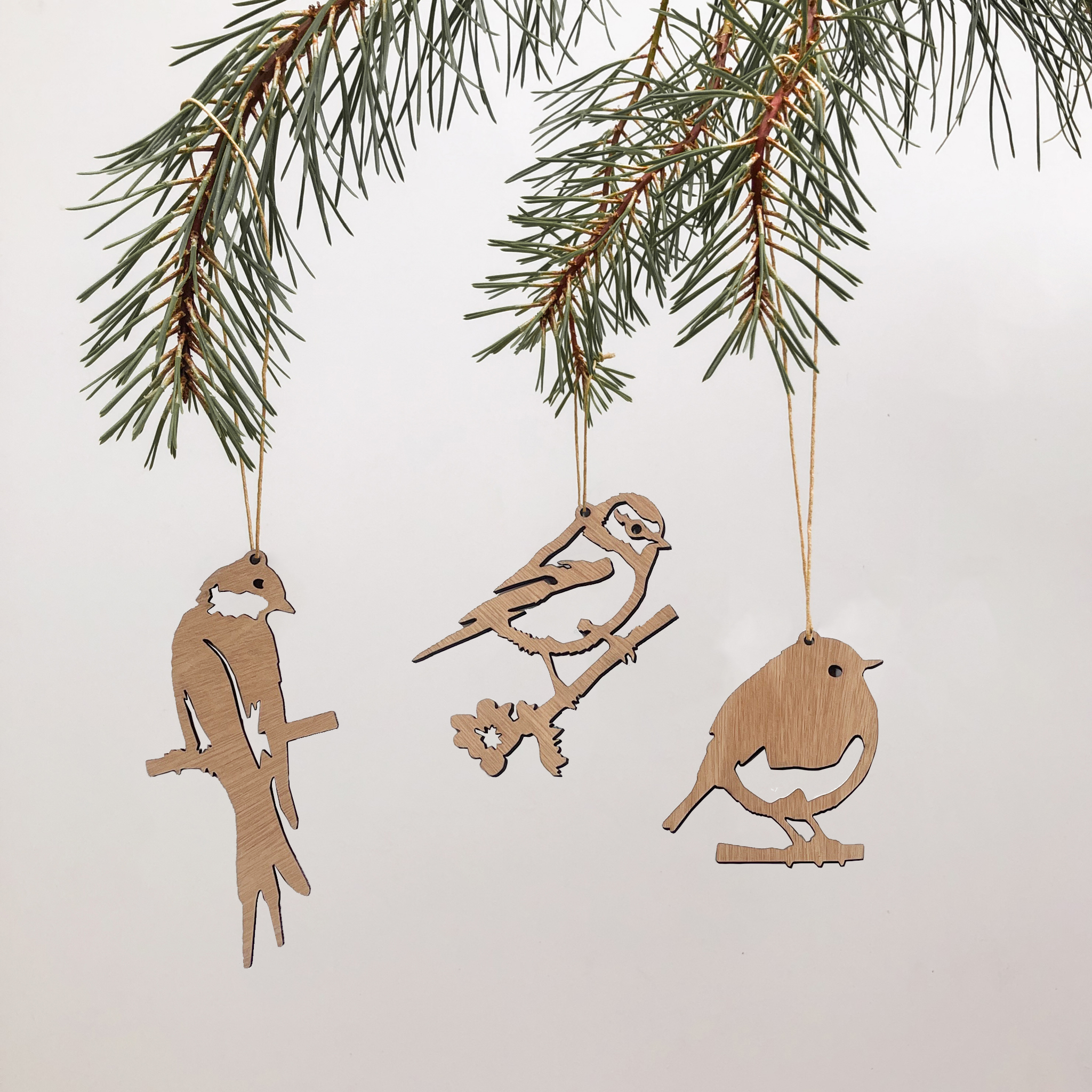 Décorations suspendues en bois